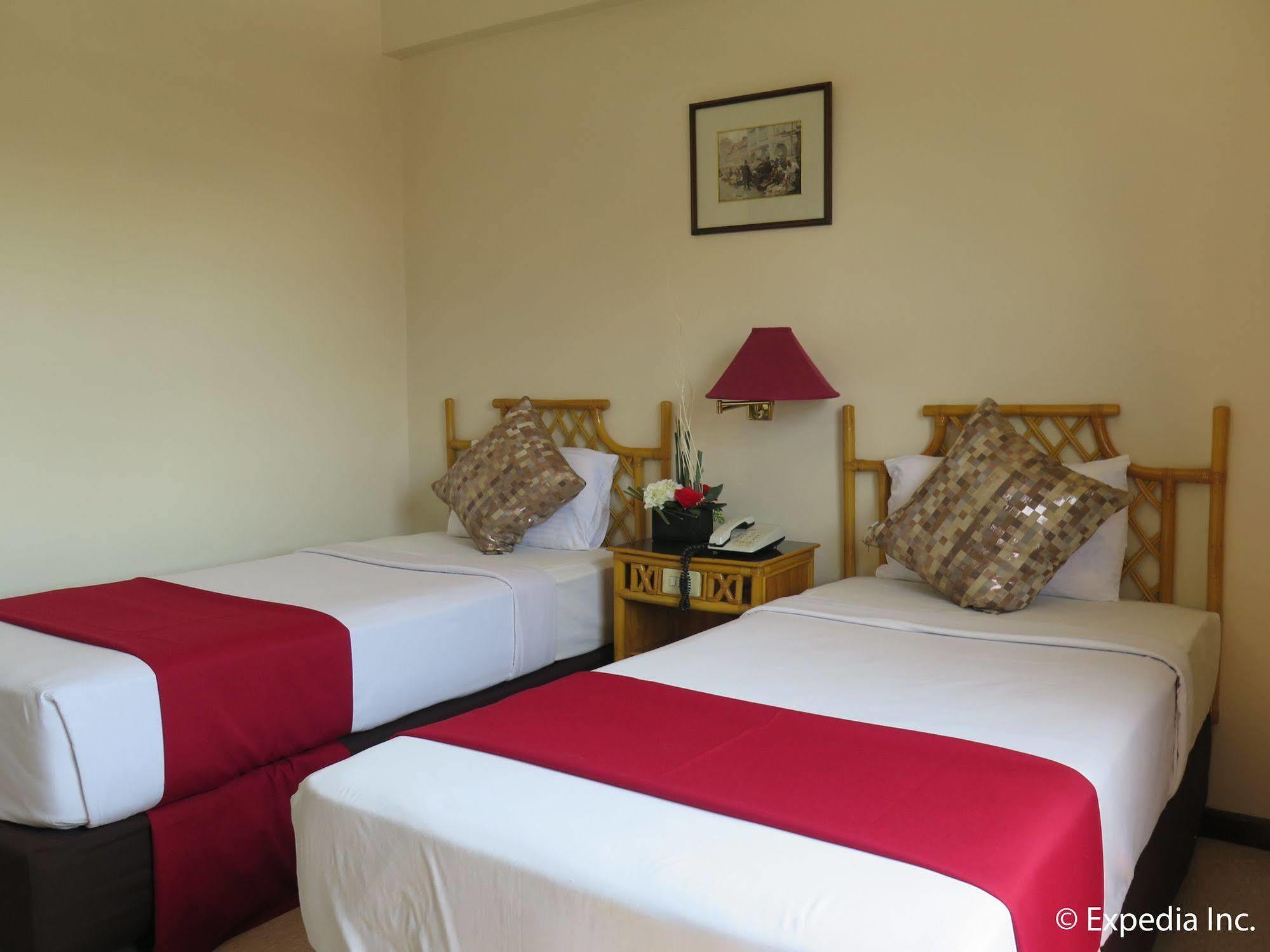 Oyo 414 Humberto'S Hotel Davao Luaran gambar
